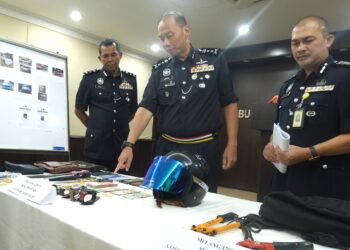 AHMAD Dzaffir Mohd. Yussof (tengah) menunjukkan antara barangan yang dirampas hasil tangkapan lapan orang suspek yang aktif melakukan samun bersenjatakan parang di sekitar Negeri Sembilan-UTUSAN/NOR SHAFAWATI YUP.