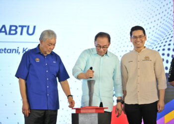 AHMAD Zahid Hamidi mengiringi Anwar Ibrahim yang melakukan gimik perasmian Program Mini KUD di Dataran Amanjaya, Sungai Petani.