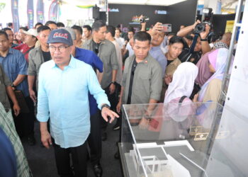 ANWAR Ibrahim meninjau reruari pameran ketika program Mini KUD anjuran Kementerian Kemajuan Desa dan Wilayah di Dataran Amanjaya, Sungai Petani.