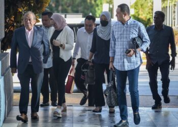 BUNG Moktar Radin (kiri sekali) dan Zizie Izette Ab. Samad (tiga dari kiri) tiba di Mahkamah Sesyen Kuala Lumpur bagi bicara kes rasuah. -UTUSAN/M. FIRDAUS M. JOHARI.