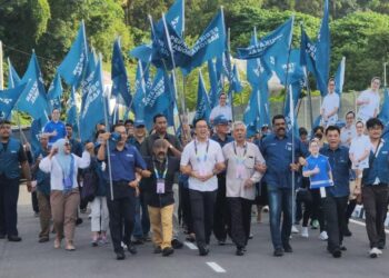 DOMINIC Lau diiringi penyokongnya untuk bertanding satu lawan satu antara PN dan PH-BN bagi merebut kerusi Bayan Lepas.