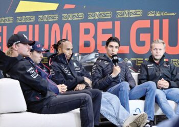 (KIRI ke kanan) barisan pemandu F1, Valtteri Bottas, Sergio Perez, Lewis Hamilton, Esteban Occon dan Kevin Magnussen dalam sidang akhbar di Litar  Spa-Francorchamps semalam menjelang GP Belgium. – AFP