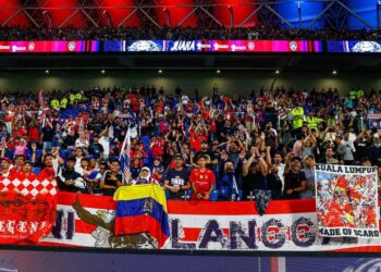 SEBAHAGIAN penyokong KL City yang hadir di Stadium Sultan Ibrahim untuk memberi sokongan kepada pasukan kesayangan mereka. - IHSAN KL CITY