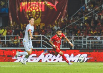 SPEKULASI kini bertiup kencang mengatakan Faisal Halim (kanan) mungkin digantung sebulan.