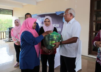 MAHDZIR Khalid bersama-sama Ketua Puteri UMNO, Datuk Nurul Amal Mohd. Fauzi (tengah) menyampaikan sumbangan bakul makanan kepada penerima dalam Program Agihan Bakul Makanan bersama Puteri UMNO di Padang Terap. - UTUSAN/ SHAHIR NOORDIN