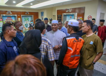 MUHAMMAD Sanusi Md. Nor ketika menziarahi jenazah Allahyarham Salahuddin Ayub di HSB, Alor Setar. - UTUSAN/ SHAHIR NOORDIN