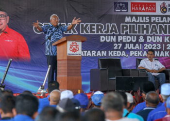 MAHDZIR Khalid ketika berucap pada Majlis Pelancaran Gerak Kerja Jentera Pilihan Raya Kedah DUN Pedu dan Kuala Nerang di Pekan Naka, Padang Terap. - UTUSAN/ SHAHIR NOORDIN