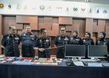 FISOL Salleh (tiga kiri) menunjukkan sebahagian peralatan yang digunakan sindiket phone scam yang berjaya ditumpaskan oleh Polis Kedah dalam serbuan di Kawasan Perusahaan Mergong 2, Alor Setar. - UTUSAN/ SHAHIR NOORDIN