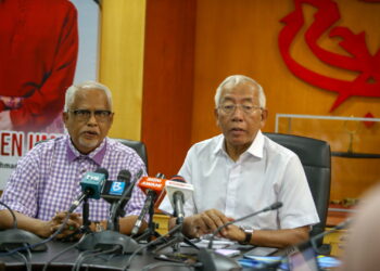 MAHFUZ Omar (kiri) bersama Pengerusi BN Kedah, Datuk Seri Mahdzir Khalid pada sidang akhbar di Bangunan Tunku, Alor Setar. - UTUSAN/SHAHIR NOORDIN