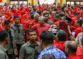 AHMAD Zahid Hamidi bertemu ahli UMNO yang hadir pada perjumpaan jentera dan ramah mesra bersama Kepimpinan UMNO Bahagian Seluruh Negeri Kedah di Maktab Rendah Sains Mara (MRSM) Merbok. - UTUSAN/ SHAHIR NOORDIN