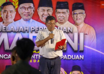 SAIFUDDIN Nasution Ismail ketika berucap pada Pelancaran Jentera Perpaduan Kedah di Padang Awam Pekan Guar Chempedak, Jerai. - UTUSAN/SHAHIR NOORDIN