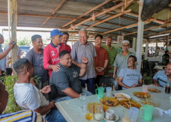 MAHDZIR Khalid (tengah) bertemu dengan sebahagian penduduk ketika berkempen sempena PRN di Kampung Kubang Kenyeng, Padang Terap. - UTUSAN/ SHAHIR NOORDIN