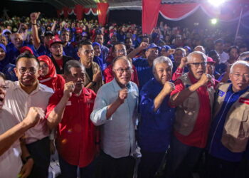 PERDANA Menteri, Datuk Seri Anwar Ibrahim dan Ahmad Zahid Hamidi bersama pemimpin PH dan BN yang menghadiri Jelajah Perpaduan Madani dan Pelancaran Jentera Perpaduan Negeri Kedah di Padang Awam Guar Chempedak, Jerai. -UTUSAN/SHAHIR NOORDIN