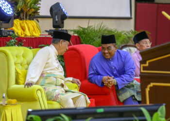 SULTAN Kedah, Sultan Sallehuddin Sultan Badlishah berbual bersama Muhammad Sanusi Md. Nor ketika berangkat ke Majlis Perhimpunan Sempena Sambutan Maal Hijrah Peringkat Negeri Kedah di Alor Setar. - UTUSAN/SHAHIR NOORDIN