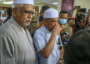 MOHAMAD Sabu tidak dapat menahan sebak selepas menziarahi jenazah Allahyarham Salahuddin Ayub yang meninggal dunia di HSB, Alor Setar. - UTUSAN/SHAHIR NOORDIN