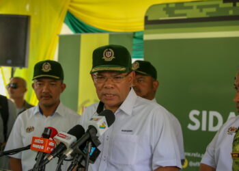 SAIFUDDIN Nasution Ismail pada sidang akhbar Hari Ulang Tahun RELA ke-51 di Pusat Latihan RELA Wilayah Utara Bukit Selambau di Sungai Petani. -UTUSAN/SHAHIR NOORDIN