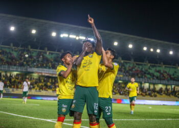 IFEDAYO Olusegun meraikan jaringannya bersama rakan sepasukan ketika KDA FC menewaskan Kelantan United 3-1 di Staidum Darul Aman. - UTUSAN/SHAHIR NOORDIN