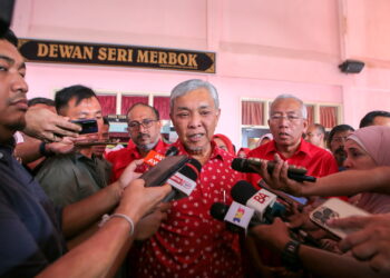 AHMAD Zahid Hamidi bercakap kepada pemberita selepas bertemu jentera pilihan raya UMNO dan BN di Merbok. - UTUSAN/SHAHIR NOORDIN