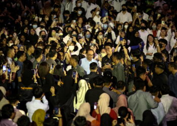 ANWAR Ibrahim ketika menghadiri Program Temu Anwar di UUM, Sintok. -UTUSAN/ SHAHIR NOORDIN