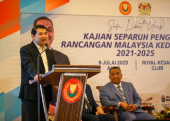 RAFIZI Ramli ketika berucap pada program Sesi Libat Urus Kajian Separuh Penggal RMK-12 Negeri Kedah yang turut dihadiri Muhammad Sanusi Md. Nor di Kedah Royal Club, Alor Setar. - UTUSAN/ SHAHIR NOORDIN