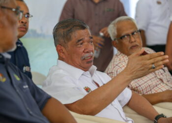 MOHAMAD Sabu bercakap kepada pemberita pada sidang akhbar selepas menyerahkan Bantuan Wang Ihsan dan Bantuan Asas Kepada Pesawah MADA di PPK MADA C-III Tajar di Langgar, Alor Setar. -UTUSAN/SHAHIR NOORDIN