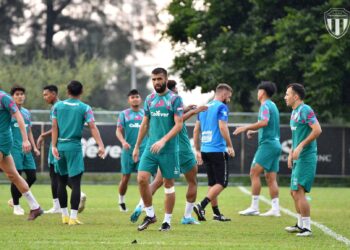 PEMAIN Terengganu FC menjalani latihan akhir di Kuala Terengganu semalam dalam persiapan menghadapi Negeri Sembilan di Gong Badak malam ini. – IHSAN TERENGGANU FC