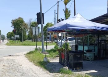GERAI durian milik Poh Sea Yen di Batu 34 Jalan Johor-Pontian di hadapan Taman Seri Maju, Pontian.