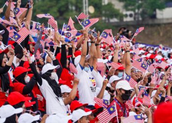 SAMBUTAN perayaan negara sama ada hari kemerdekaan mahupun Hari Malaysia adalah waktu seluruh rakyat dari segenap pelosok negara tanpa mengira latar belakang tekad bersatu untuk mempertahan negara tercinta selain memperteguh azam mencintainya. – UTUSAN/MUHAMAD IQBAL ROSLI