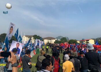 PENYOKONG PN dan parti kerajaan ditempatkan secara bersebalahan di padang SMK Sungai Pusu, Gombak, Selangor.
