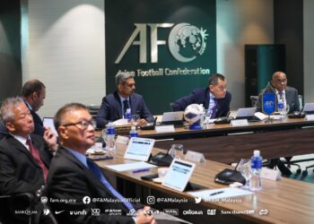 HAMIDIN (dua kanan) ketika mempengerusikan Mesyuarat Jawatankuasa Kewangan Konfederasi Bolasepak Asia (AFC) bagi penggal 2023–2027 di AFC House. IHSAN FAM
