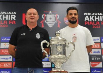 BOJAN Hodak (kiri) dan kapten KL City, Paulo Josue  bersama trofi Piala FA dalam sidang akhbar di Stadium Sultan Ibrahim, Iskandar Puteri hari ini. - UTUSAN/RAJA JAAFAR ALI