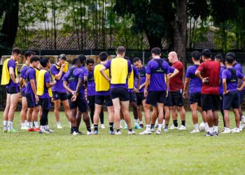 BOJAN Hodak memberi arahan kepada pemainnya dalam persiapan akhir di Kuala Lumpur semalam. - IHSAN KL CITY