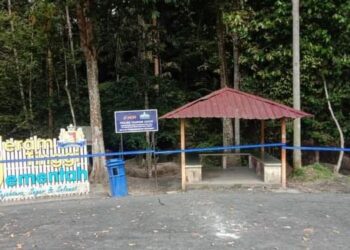 ANGGOTA penguat kuasa Majlis Perbandaran Segamat (MPS) meletakkan tali larangan penutupan sementara Hutan Lipur Jeram Tinggi di Jementah, Segamat.