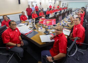 MOHAMED KHALED NORDIN (tengah) mempengerusikan Mesyuarat Badan Perhubungan UMNO Johor di Ibu pejabat UMNO Johor, Johor Bahru.