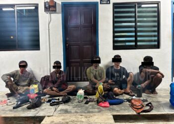 LIMA lelaki warga asing ditahan kerana disyaki mencuri besi buruk dari sebuah tongkang di kedudukan 4.2 batu nautika Tenggara Tanjung Stofa, Pengerang, Kota Tinggi.