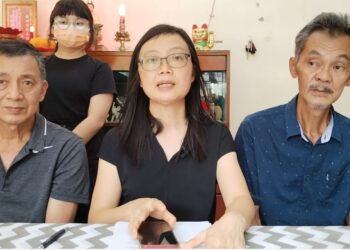 NG AI LEE (tengah) meminta pihak berkaitan menyerahkan segera siasatan tentang  kematian ibu bapanya akibat memakan ikan buntal pada Mac lalu di Kampung Chamek, Kluang.