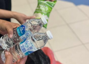 NG menunjukkan dua botol air mineral dan sepaket beras yang digantikan dengan wang tunai dan barangan kemas miliknya yang dilarikan tiga individu di Taman Johor Jaya, Johor Bahru.