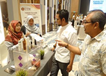 SHEIKH UMAR BAGHARIB ALI (dua dari kanan) mendengar penerangan tentang produk nanas pada Majlis  Penutupan Bengkel Pelan Hala Tuju Pembangunan Industri Nanas 2030 di Hotel Trove, Johor Bahru.