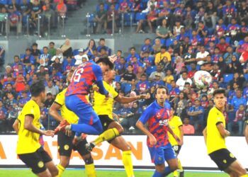 PEMAIN pertahanan JDT, Feroz Baharudin menanduk masuk.gol pertama menewaskan penjaga gol Negeri Sembilan FC, Sikh Izhan pada aksi Liga Super di Stadium Sultan Ibrahim, Iskandar Puteri.