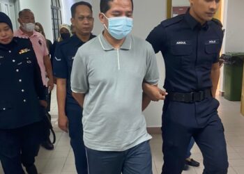 REYMI ABDUL RAHMAN dihadapkan ke Mahkamah Sesyen Johor Bahru atas dua pertuduhan membuat kenyataan jelik terhadap Sultan Johor dan Keluarga Diraja Johor, dua tahun lalu.