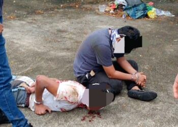 DUA daripada empat lelaki yang ditahan kerana terlibat dengan pergaduhan berkaitan hutang di kawasan Loji Kumbahan Taman Megah, Pontian.