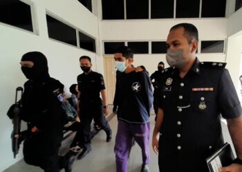NAZRY MOHAMAD MOKHTAR (tengah)  dibawa ke Mahkamah Sesyen Kota Tinggi atas tuduhan merompak seorang warga emas di Felda Air Tawar 4 awal bulan ini.