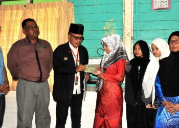 NASIR ISHAK  (tiga dari kiri) menyampaikan sumbangan kepada Maznah Yusof yang mengidap talasemia bersama anak-anaknya di Kampung Melayu Majidee, Johor Bahru.