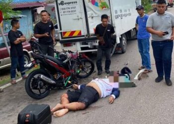 SEORANG penunggang motosikal terbaring selepas melanggar sebuah lori yang kemudiannya disahkan meninggal dunia ketika menerima rawatan di Hospital Enche Besar Hajjah Khalsom, Kluang.