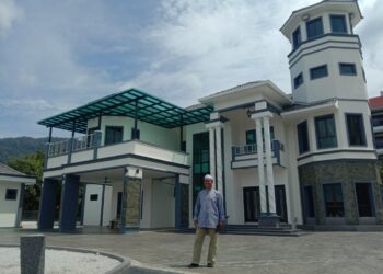 SHABUDIN Mohd. Nor di hadapan rumah baharunya ketika ditemui di Kampung Batu 8, Sik. - UTUSAN/NORLIA RAMLI