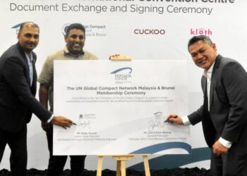 K. RAVEN KUMAR (tengah) menyaksikan David Emir Bareng (kanan) dan Edey Suresh (kiri) menandatangani MoU antara Pusat Konvensyen Antarabangsa Persada Johor dan United Global Compact Malaysia & Brunei di Johor Bahru.