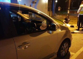 ANGGOTA polis menjalankan siasatan ke atas tiga warga Myanmar yang ditemukan mati  dalam kereta Perodua Alza di Hentian Rehat Yong Peng.