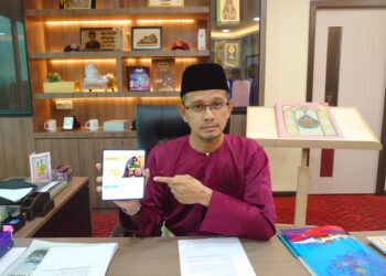 MOHD. FARED MOHD. KHALID menunjukkan beberapa akaun media sosial yang dipercayai mempromosikan ajaran sesat SiHulk dalam sidang akhbar di Pusat Islam Iskandar, Johor Bahru.