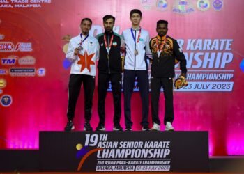 S. Prem Kumar (kanan) bergambar selepas majlis penyampaian pingat di Kejohanan Karate Asia Ke-19 di MITC, Ayer Keroh, Melaka. - UTUSAN/AMRAN MULUP