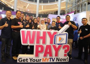 MASTURA AHMAD MUSTAFA (tengah) dan Azlina Mohd. Yusof bergambar bersama-sama wakil saluran televisyen dan radio di bawah MYTV sempena Majlis Pelancaran MYTV Mana-Mana di Aeon Tebrau City, Johor Bahru.